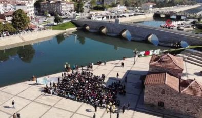 Öğrenciler 771 yıllık köprü yanında kitap okudular