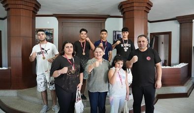 Didim Arena Boks Kulübü Antrenörü Milli Boksör Dinçer Çankaya ve şampiyon boksörler Didim Belediye Başkanı Hatice Gençay’ı ziyaret etti