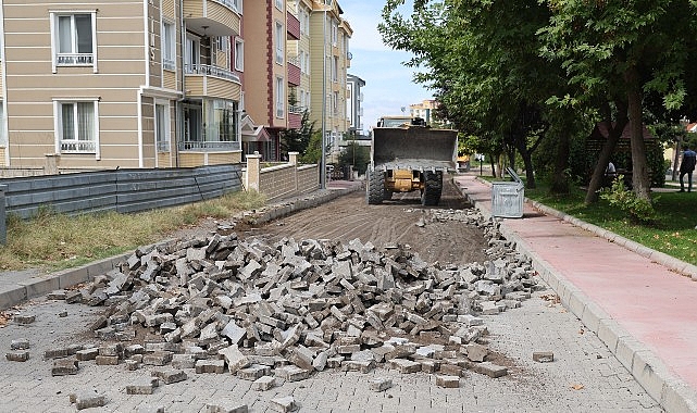 Nevşehir Belediyesi tarafından Güzelyurt Mahallesi’ndeki dört ayrı sokakta yol ve yaya kaldırımı yenileme çalışması başlatıldı.